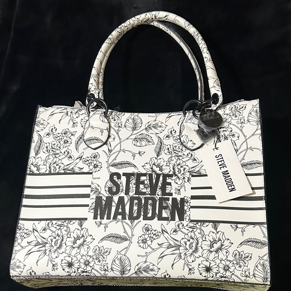 Stylish Steve Madden tote with floral pattern. Perfect for everyday use.